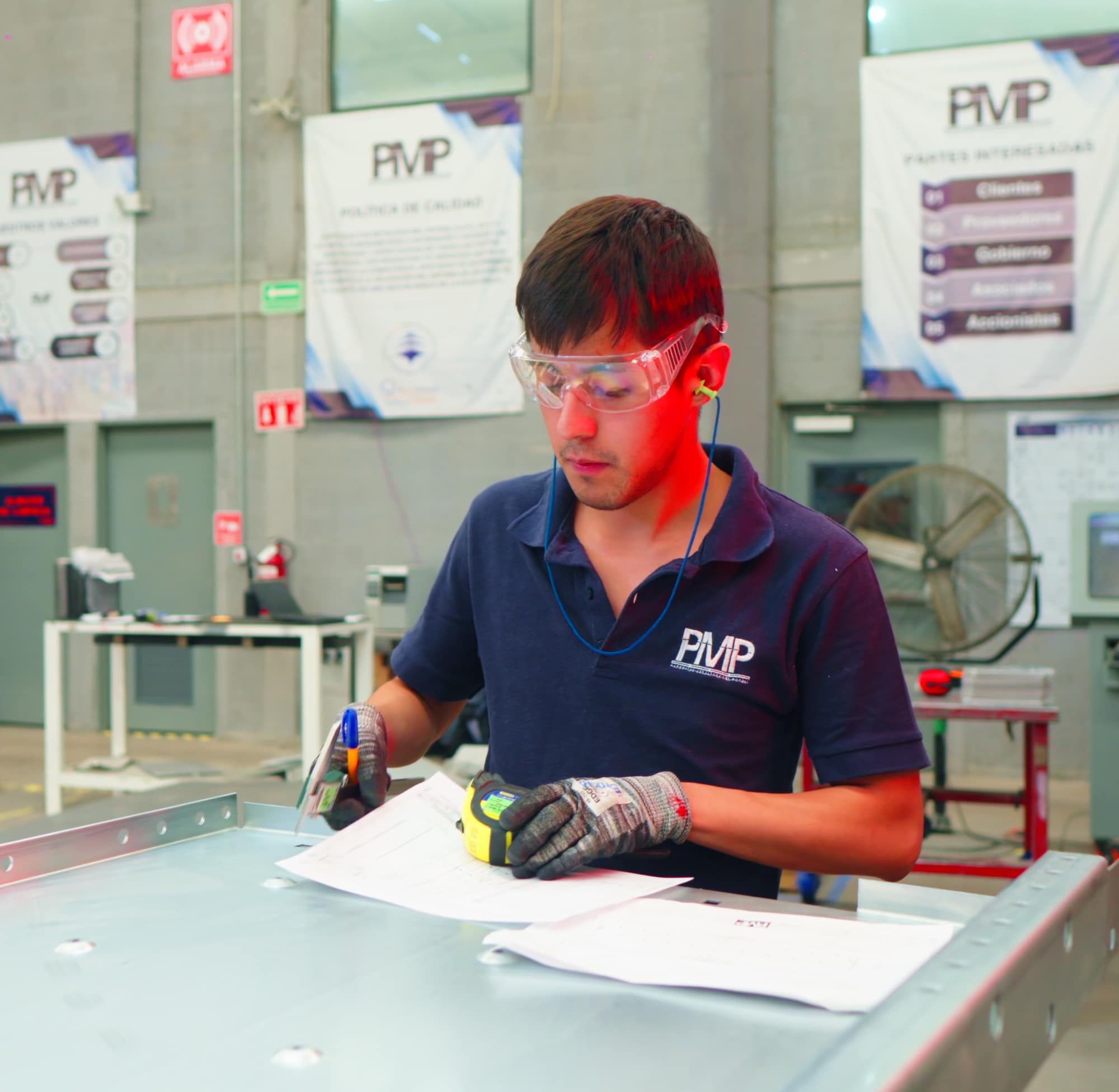 Gabinetes metálicos en la planta de PMP